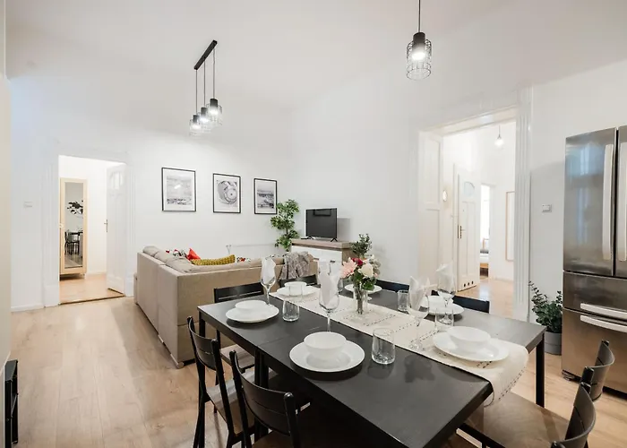 Cozy 4-bedroom & 3-bathroom For Groups * Budapešť