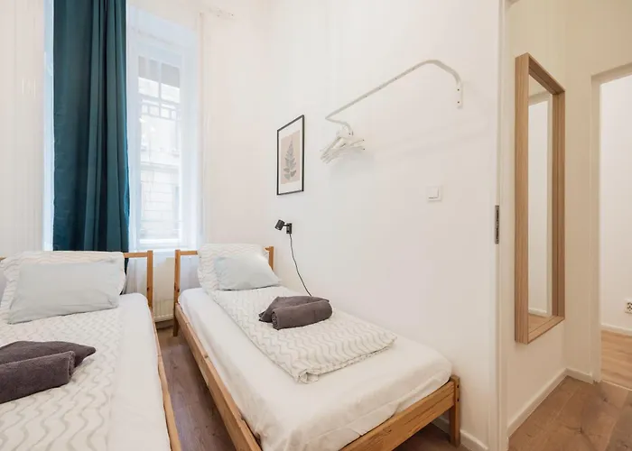 Cozy 4-bedroom & 3-bathroom For Groups * Budapešť