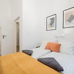 Cozy 4-bedroom & 3-bathroom For Groups Appartement Boedapest