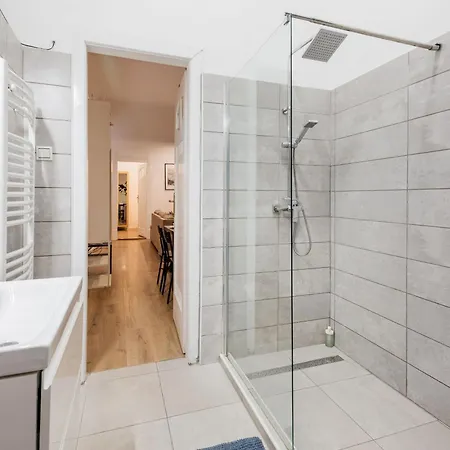 Cozy 4-bedroom & 3-bathroom For Groups 布达佩斯