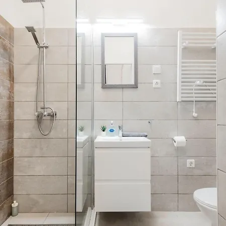 Cozy 4-bedroom & 3-bathroom For Groups 公寓 布达佩斯