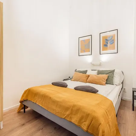 Cozy 4-bedroom & 3-bathroom For Groups 公寓 布达佩斯
