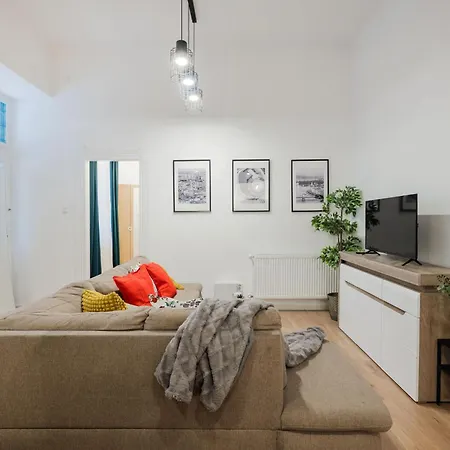 Cozy 4-bedroom & 3-bathroom For Groups 公寓 布达佩斯
