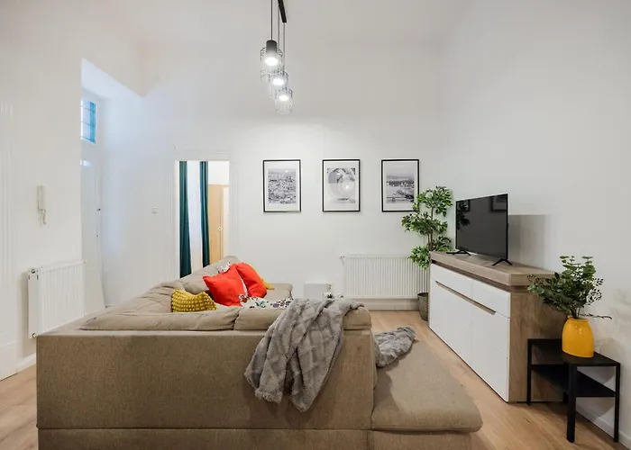 Cozy 4-bedroom & 3-bathroom For Groups Apartamento Budapeste