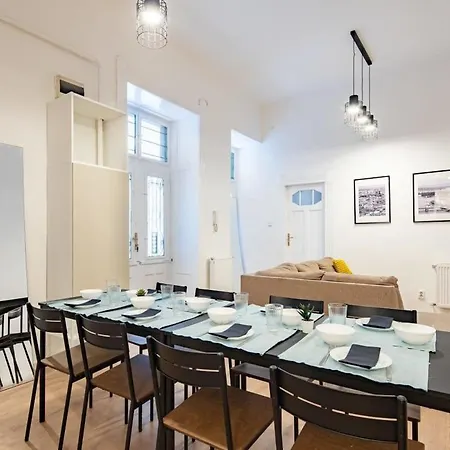 Cozy 4-bedroom & 3-bathroom For Groups * Boedapest